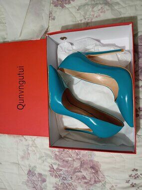 Teal size 6 heels new in the box